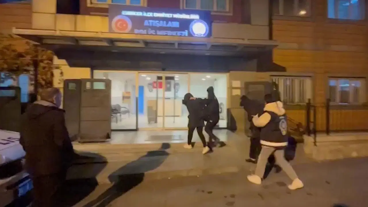 Durağa bırakılan 1 aylık bebeğin annesi yakalandı