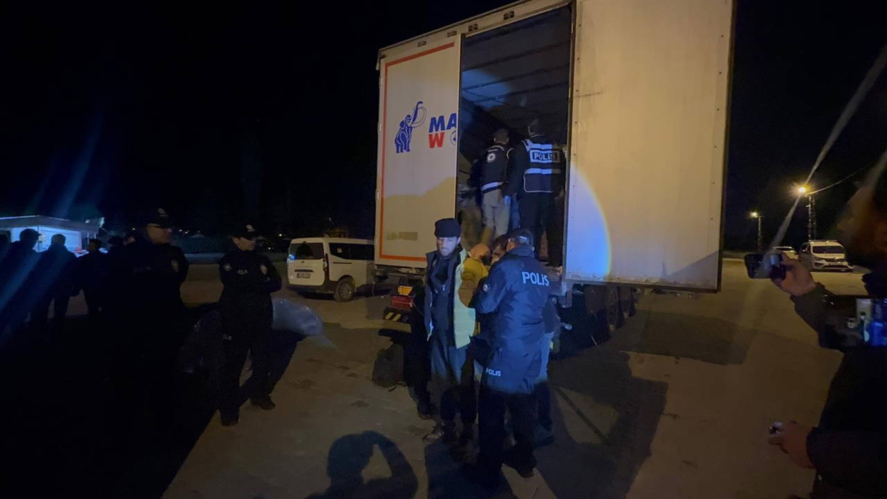 Durdurulan TIR’da 18 kaçak göçmen yakalandı