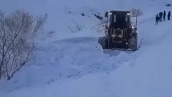 Van’da çığ düşen mahalle yolunda karla mücadele sürüyor