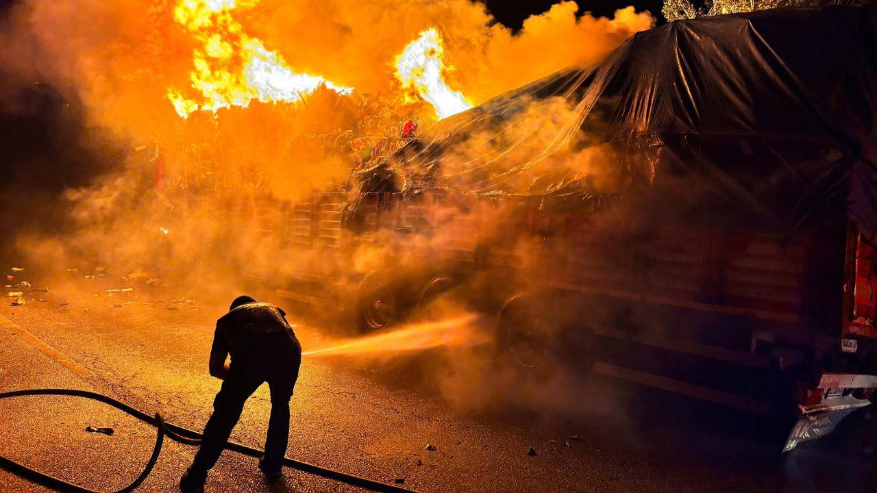 Seyir halindeki çöp yüklü TIR alev alev yandı!