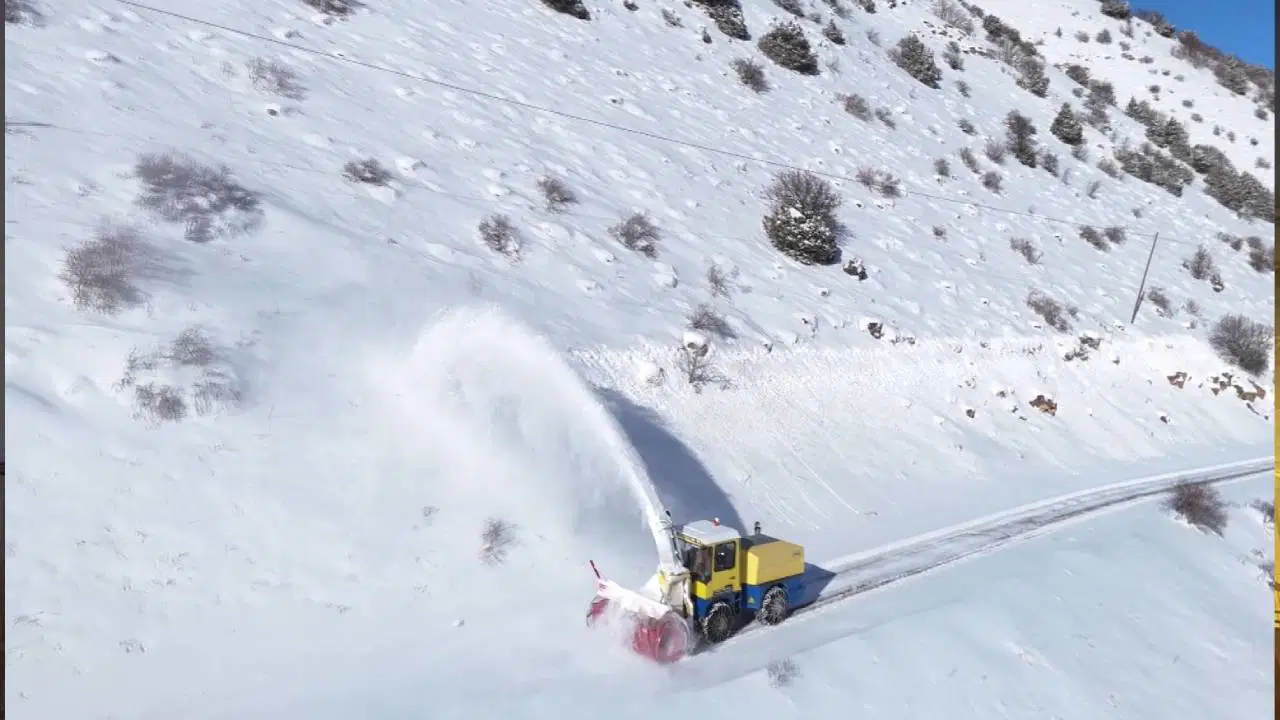 Bayburt'ta kar mesaisi: 44 köy yolu ulaşıma açıldı!