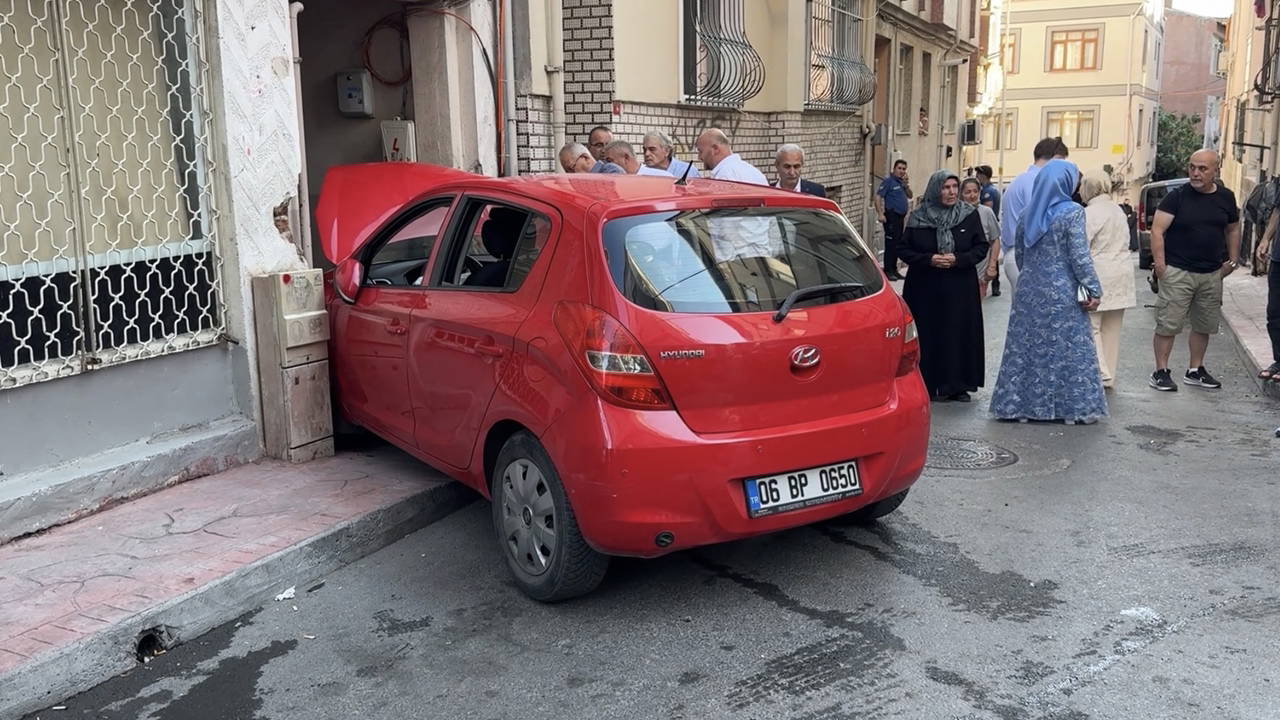 Beyoğlu’nda düğün konvoyunda kaza: Damadın amcası binaya çarptı