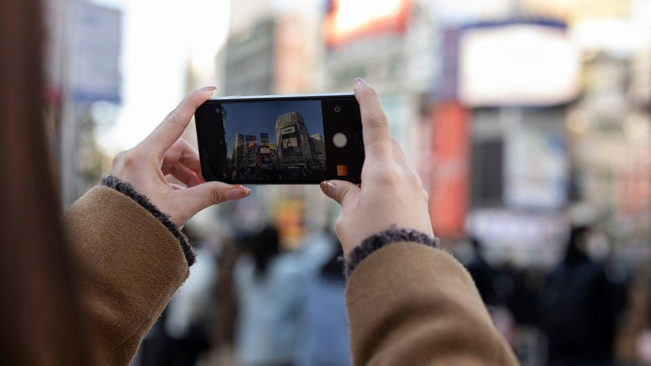 Her anı fotoğraflamak hafızanızı siliyor olabilir: Bilim insanları 'fotoğraf çekme etkisi'ni kanıtladı...