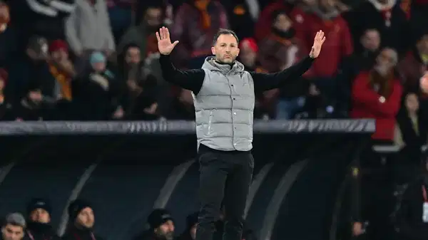 Tedesco, kutlamada neden geri planda olduğunu açıkladı! 'Bu kupa, Fenerbahçe ailesine ve taraftarımıza ait'