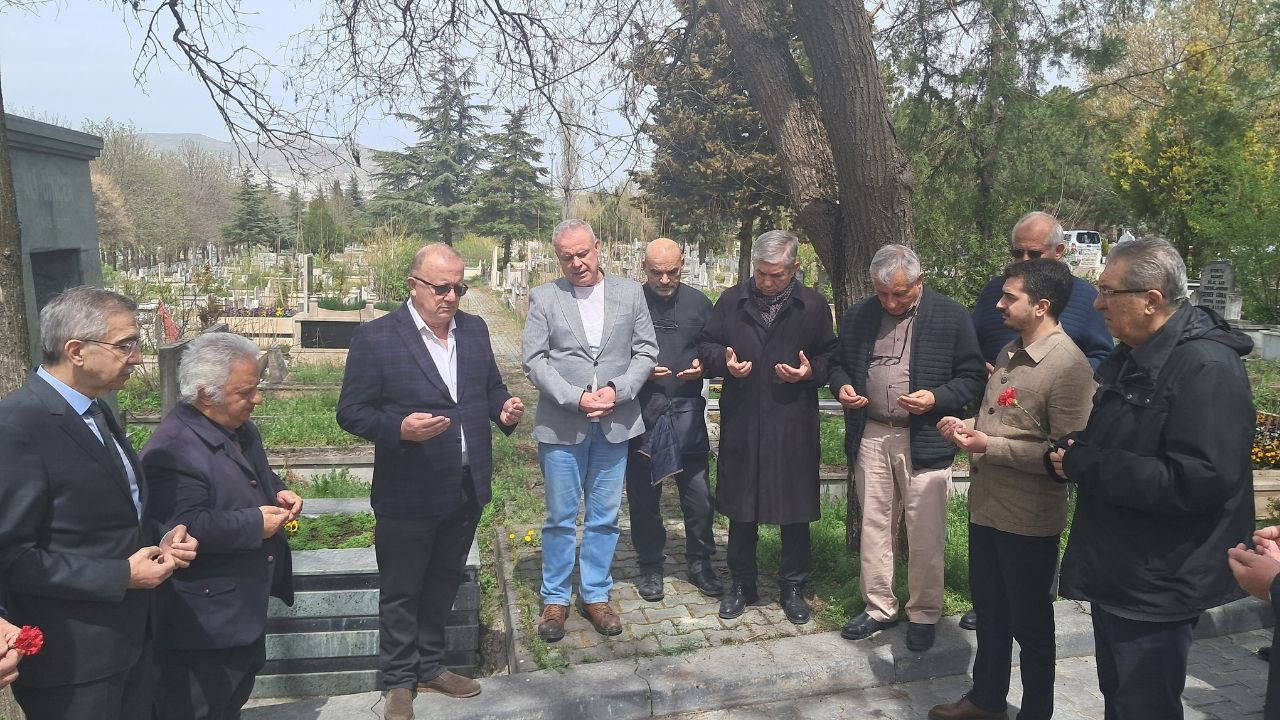 Eski Ankara Belediye Başkanı Ali Dinçer gömütü başında anıldı