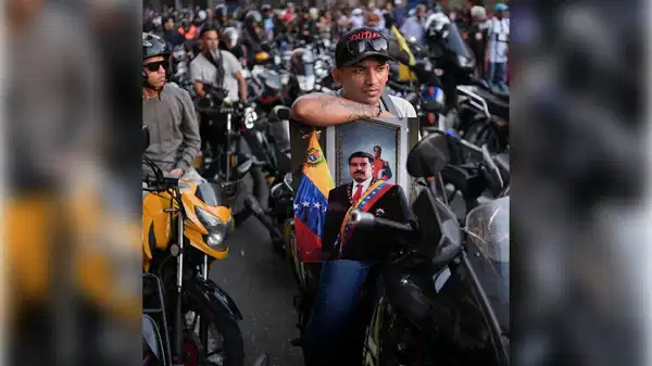 Venezuela'da Maduro yanlısı silahlı motosikletli gruplar sokaklara indi