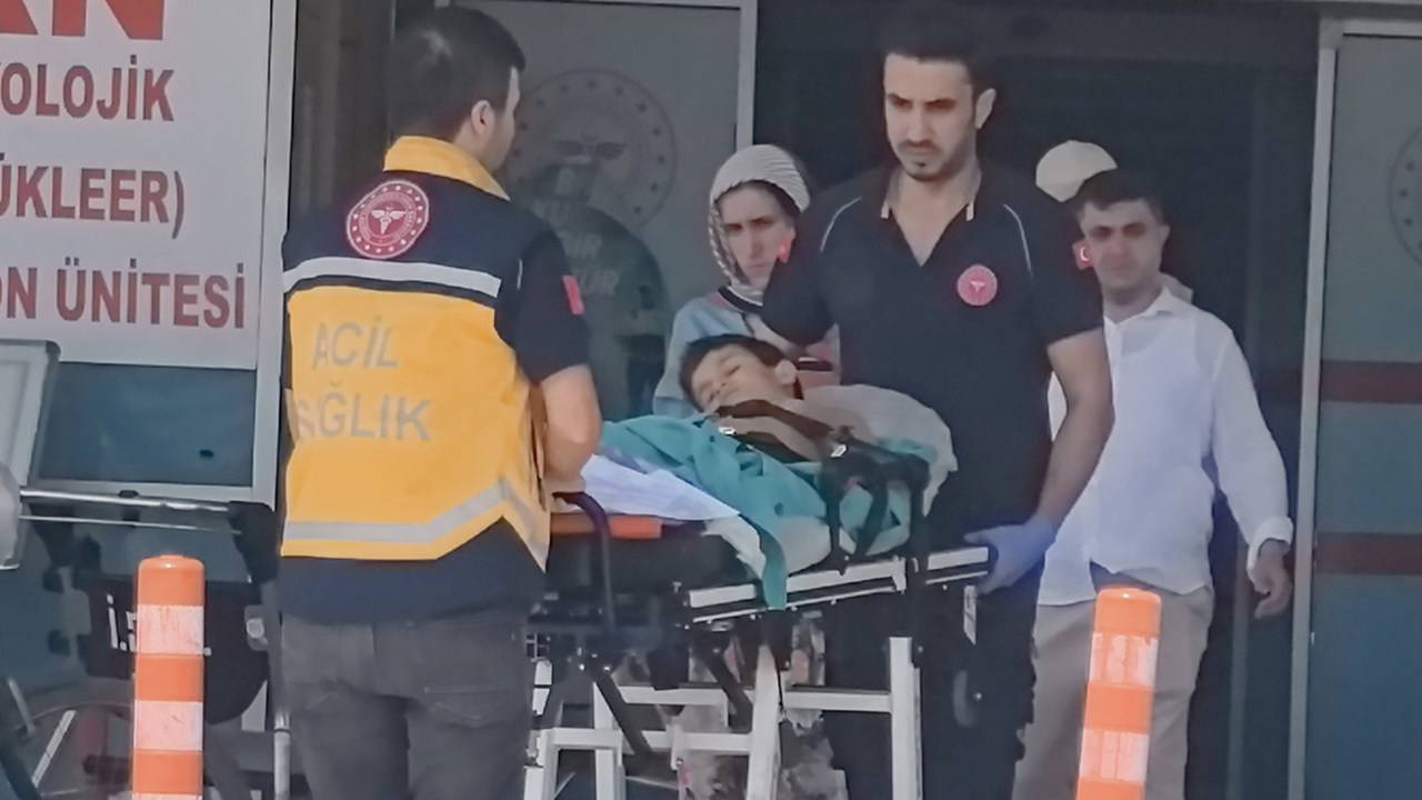 Kurban kesimi sırasında feci kaza: 7 yaşındaki Çınar, bıçağın üzerine düşerek ağır yaralandı