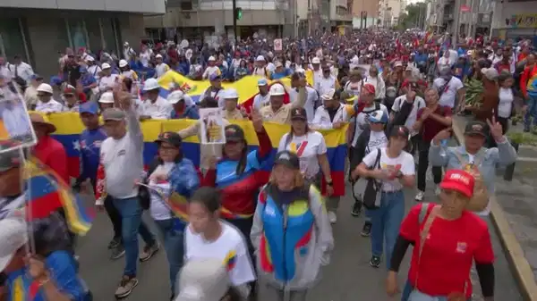 Caracas’ta binler Maduro için yürüdü