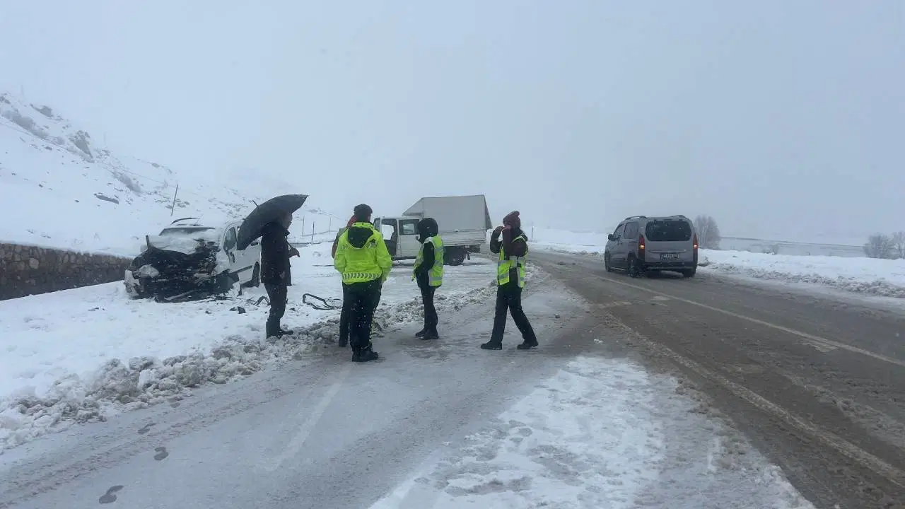 Hakkari'de otomobille kamyonet çarpıştı: 1 ölü, çok sayıda yaralı!