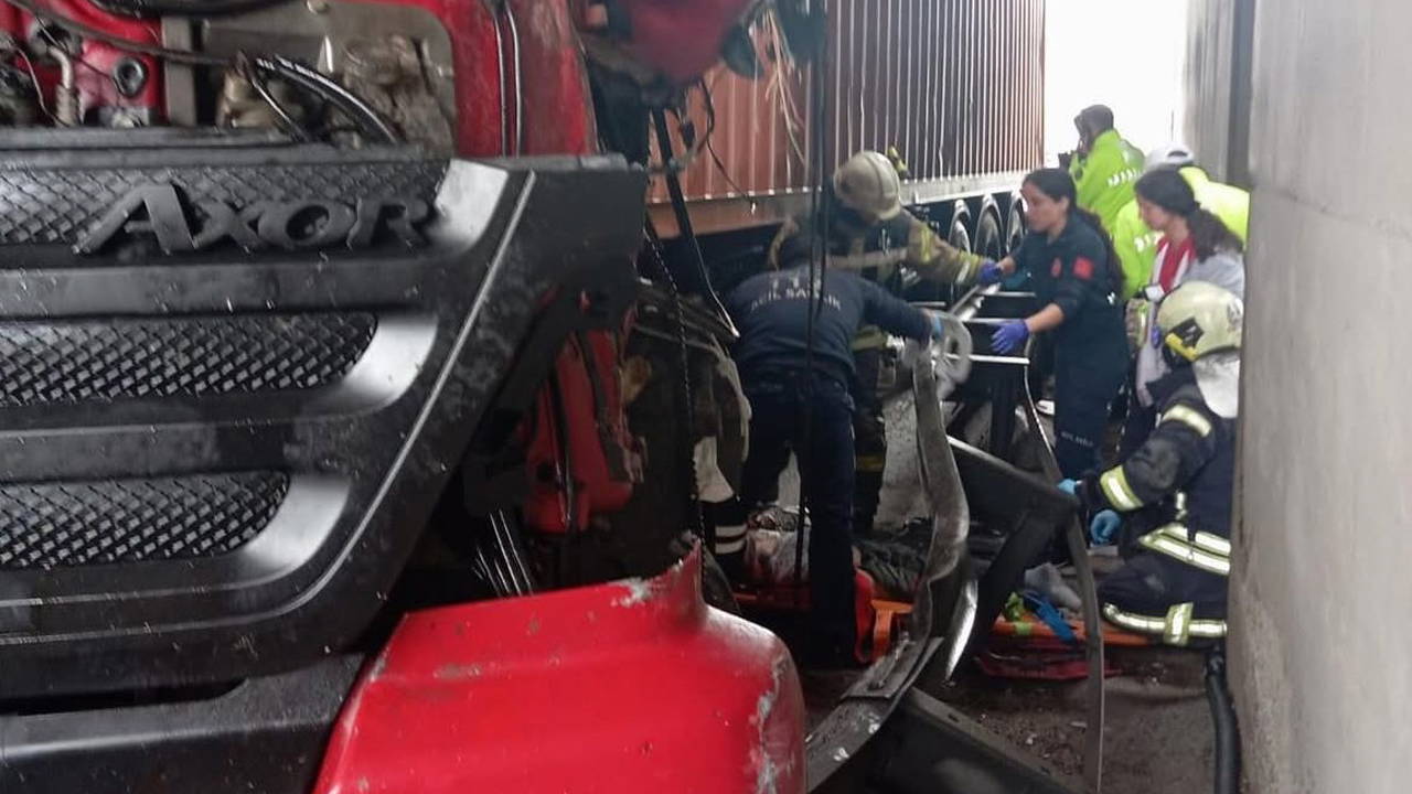 Kaza sırasında düşüp kullandığı TIR’ın altında kaldı!