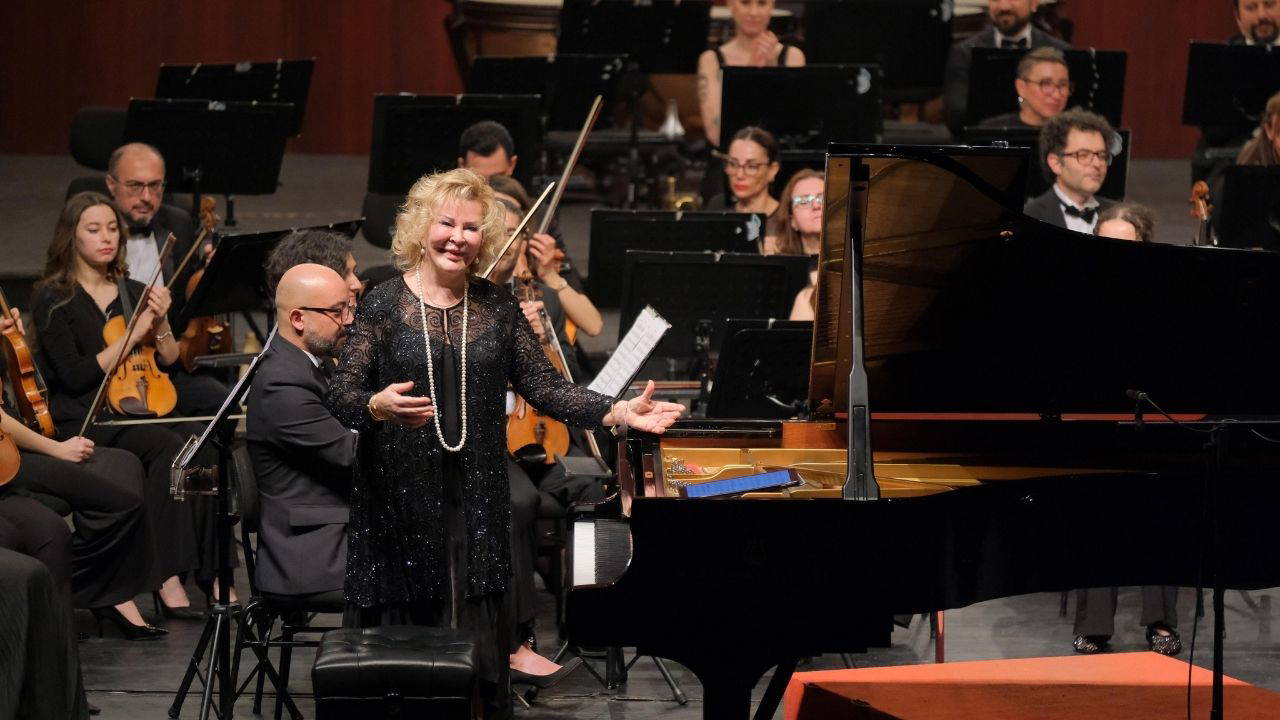 Dünyaca ünlü piyanist Gülsin Onay Eskişehir’i büyüledi