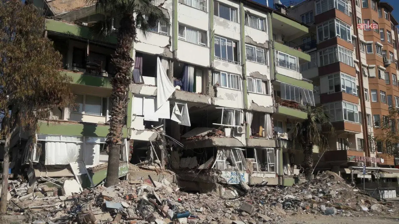 4 kişiye mezar olan Hatay'daki Asel Apartmanı'nın yıkılmasıyla ilgili dava, depremden 34 ay sonra açıldı