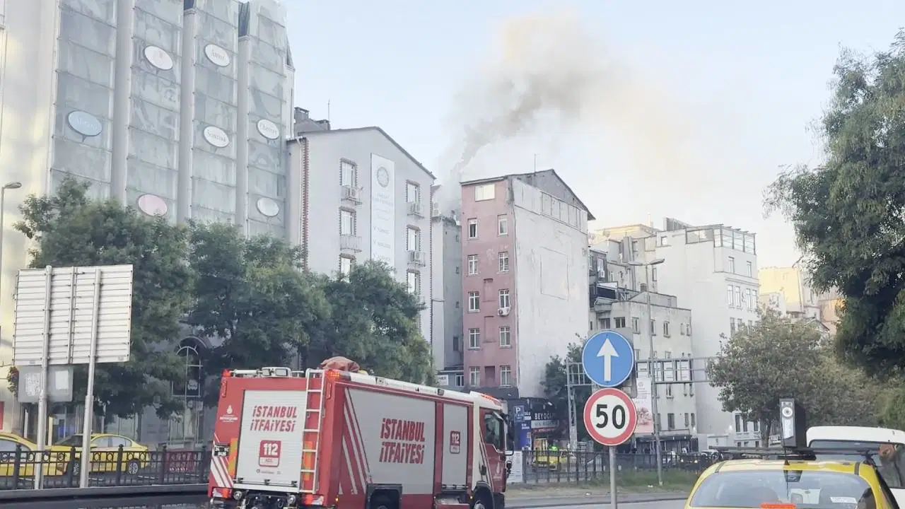 Beyoğlu’nda iş yerinde yangın: Alevler çatıyı sardı