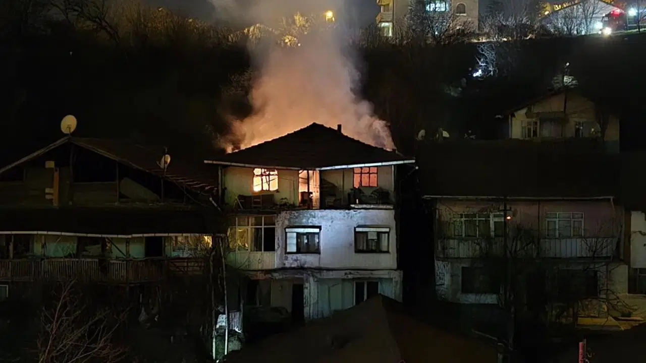 Binada korkutan yangın: Mahsur kalan yaşlı adam kurtarıldı