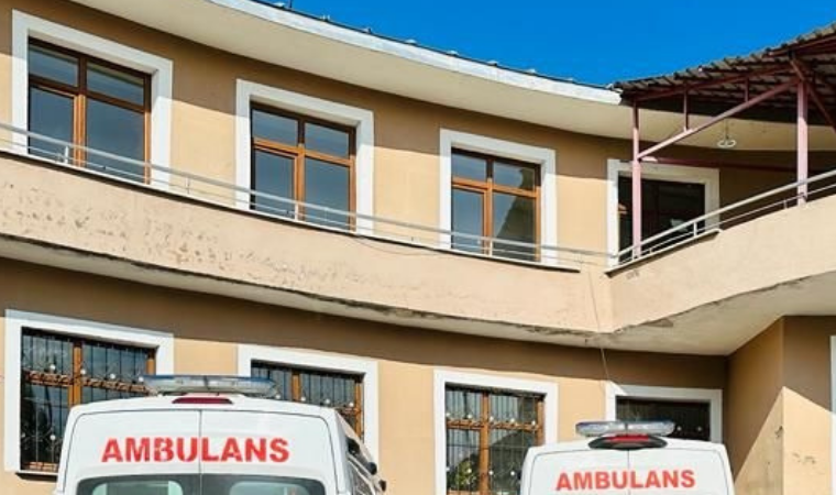 Ağrı'da çatısı su akıtan binada sağlık hizmeti