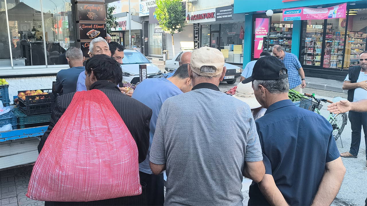 Hayır için dağıtılan bedava böreğe yurttaş akın etti: 'En son geçen sene aldım yedim'