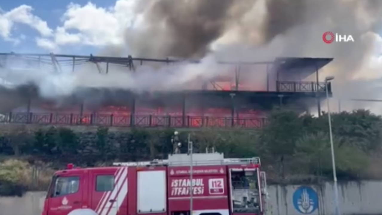 İstanbul'da 2 katlı restoranda korkutan yangın: Ormanlık alana sıçramaması için çalışma sürüyor
