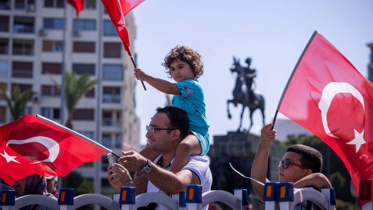 İzmirliler 30 Ağustos Zaferi’nin 103’üncü yıl dönümünü coşkuyla kutladı