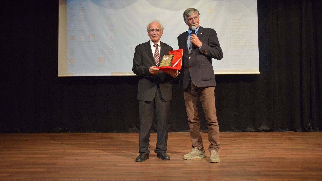 YKKED 2025 Mustafa Necati Öğretmenlik Onur Ödülü Hidayet Karakuş'a verildi