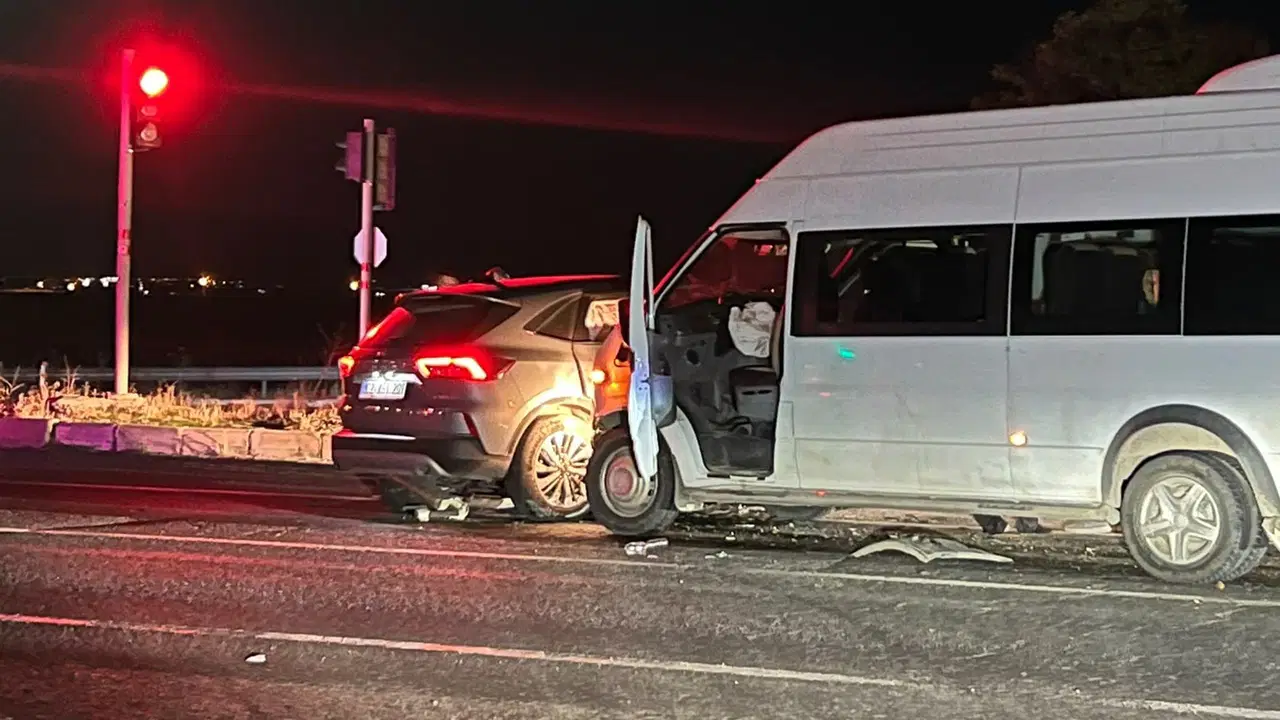 Adıyaman’da otomobil ile minibüs çarpıştı: 12 yaralı