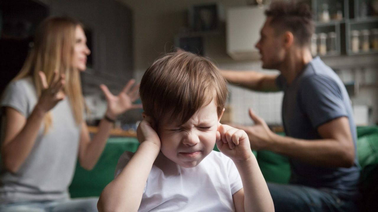 Babası ve annesinin sorunları arasında büyüyen 4 burç: Bu burçlar zorluklar içerisinde büyüdü