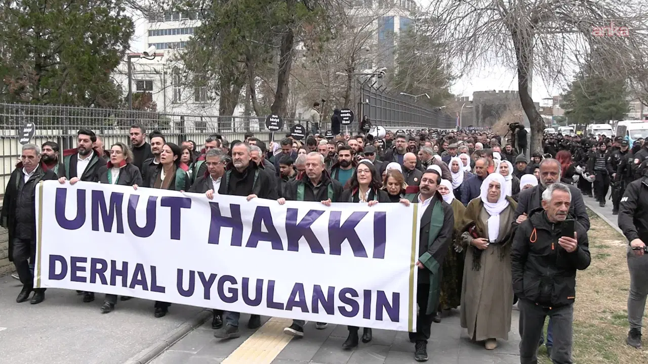 Diyarbakır’da 'Abdullah Öcalan' yürüyüşü: 'Umut hakkı derhal uygulansın'