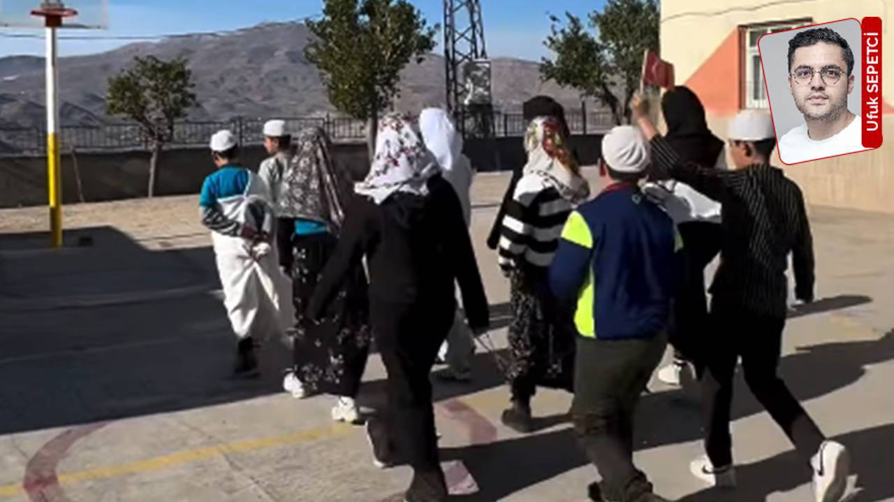 Kâbe maketine tavaf