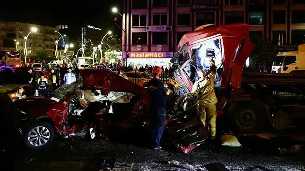 Giresun’da TIR iki otomobile çarptı: 5 kişi hayatını kaybetti, 6 yaralı