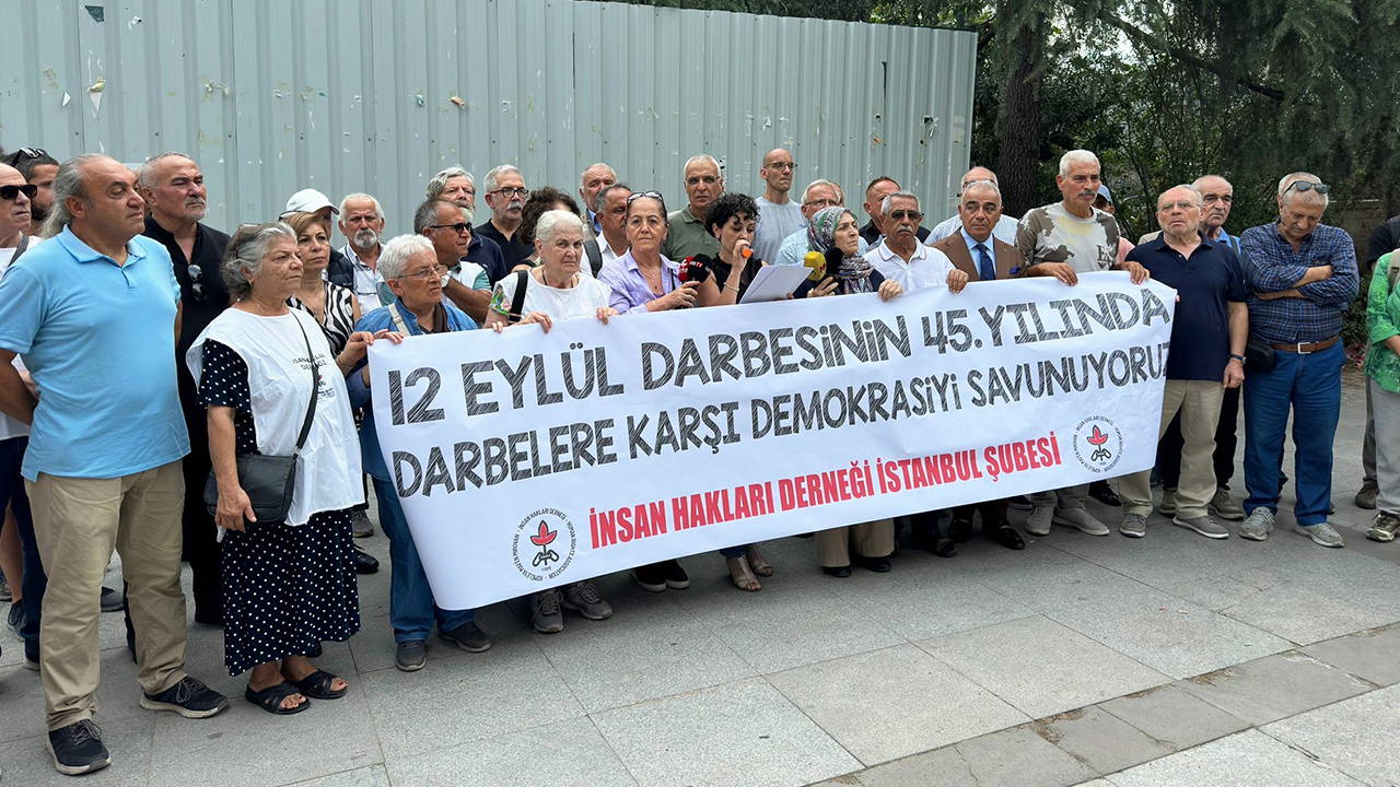 12 Eylül darbesinin dönümünde eski TRT Radyo binası önünde açıklama