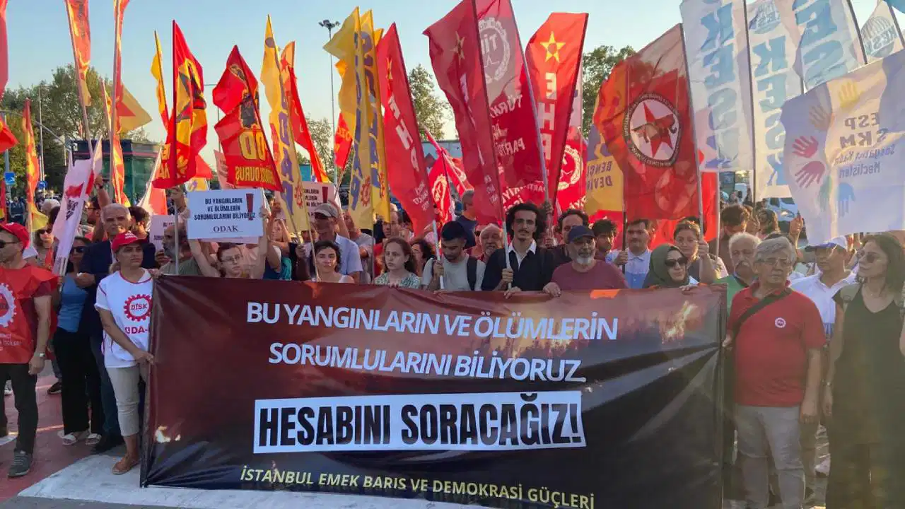 Yurttaşlar Eskişehir’deki yangında şehit olan 10 kişi için Kadıköy’de eylem yaptı: 'Sorumlu AKP iktidarı'