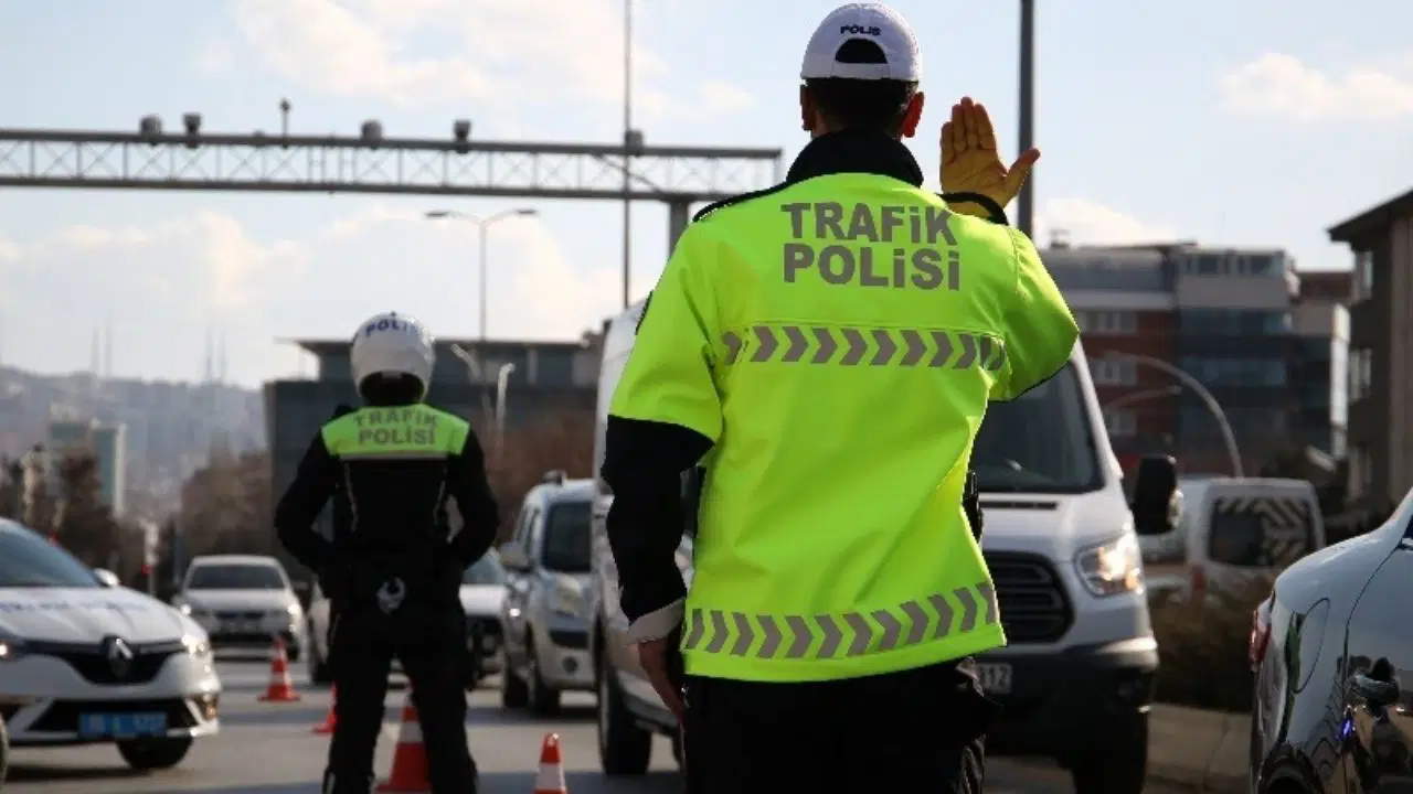 Kartal'da trafikte bir aracı ısrarla takip eden sürücüye 180 bin lira ceza