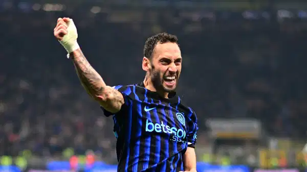 Hakan Çalhanoğlu attı: Inter evinde farka gitti! 