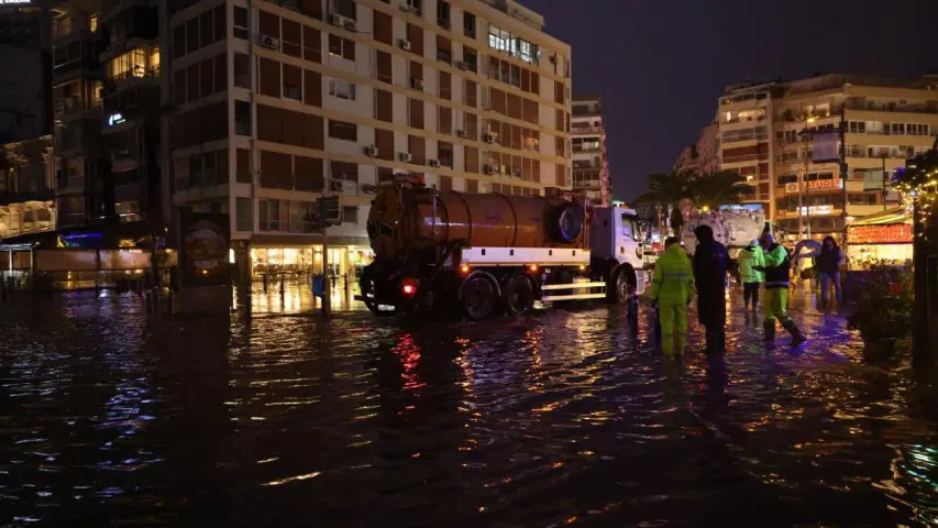 İzmir’de fırtına! Deniz ile kara birleşti