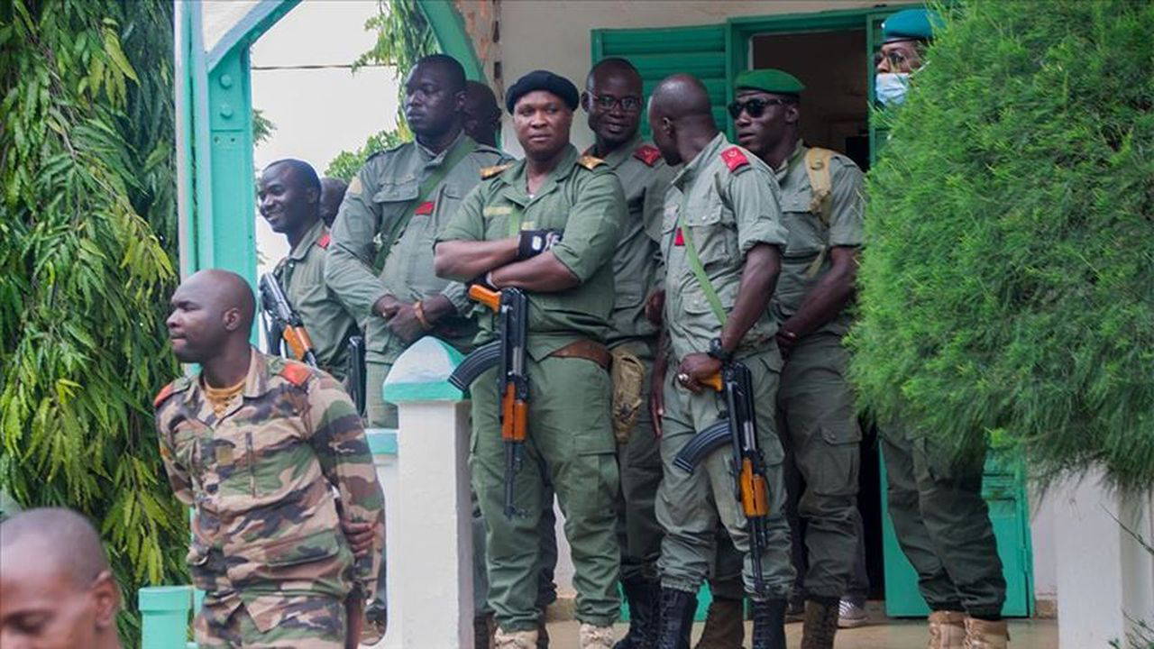 Siyasi partilerin faaliyetleri askıya alındı