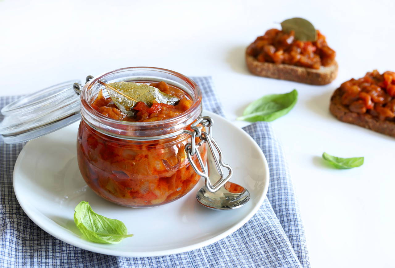 Balkan mutfağından her sofraya yakışan enfes sos: Zacusca tarifi