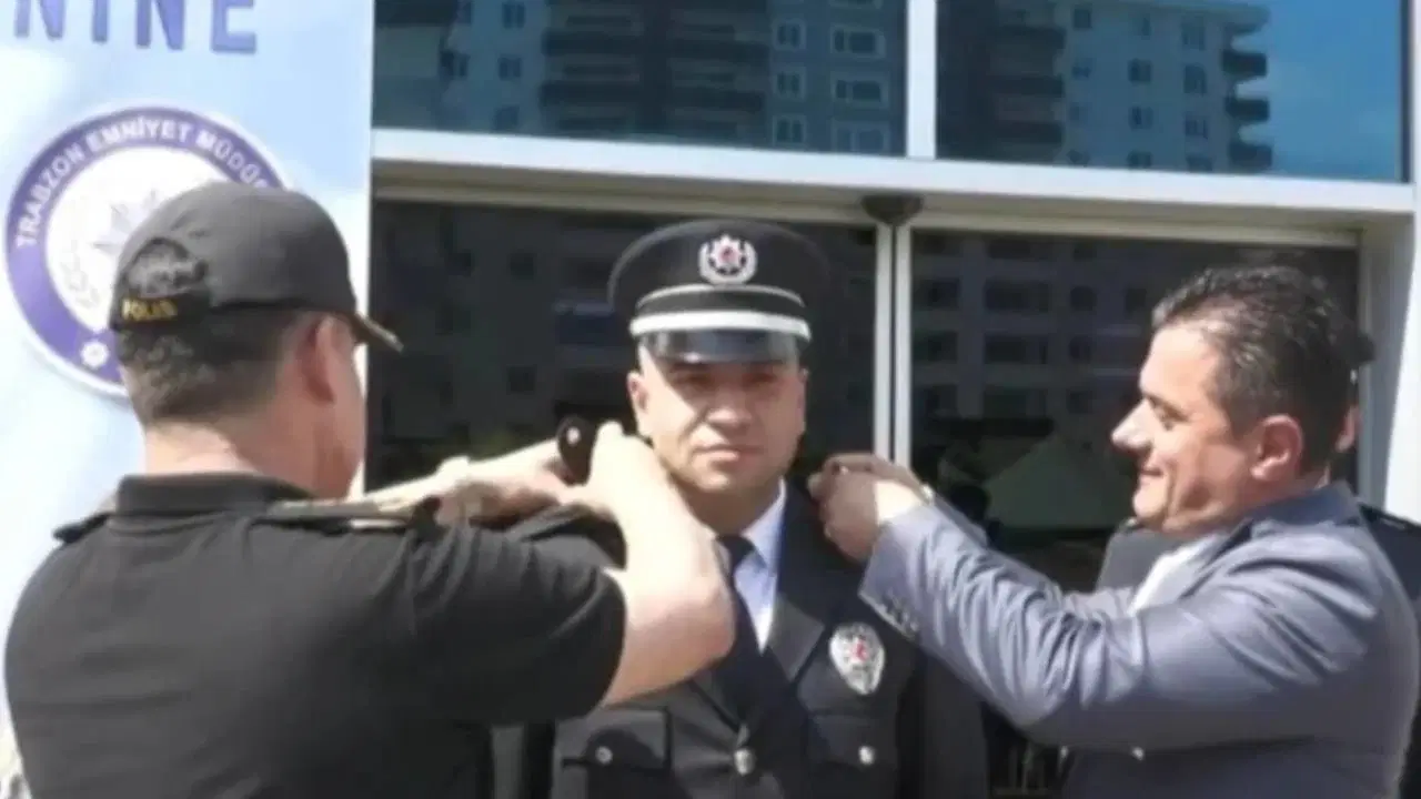 Trabzon'da tepki çeken görüntüler... AKP'li başkan polislere rütbe taktı!