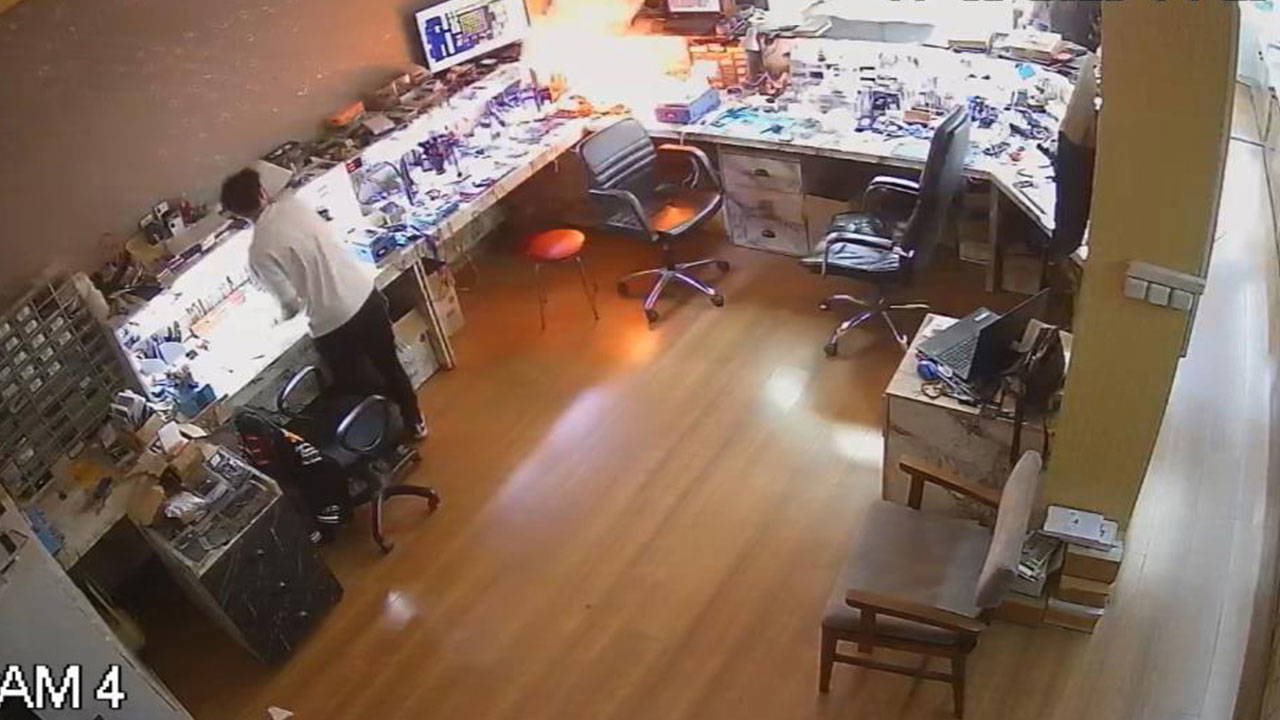 Tamire götürülen telefon bomba gibi patladı!