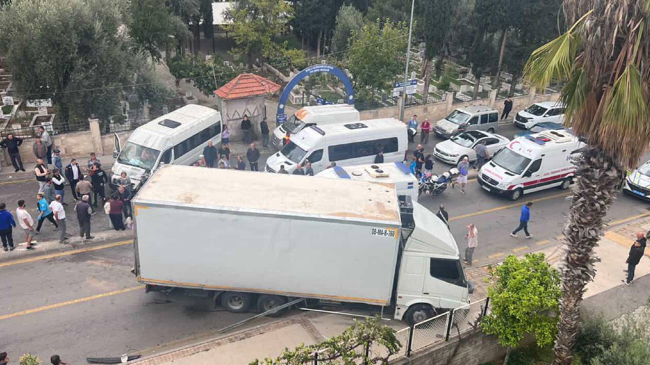 Muğla'da korkunç kaza... Midibüs ile kamyon çarpıştı: Çok sayıda öğrenci yaralandı!
