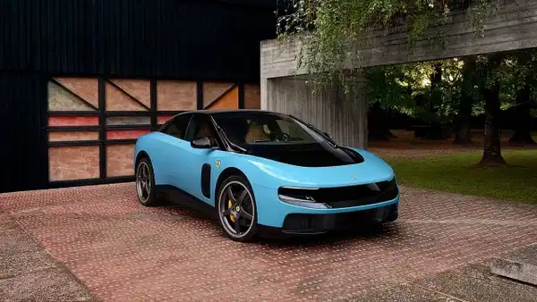 Ferrari’nin ilk elektrikli otomobili rekor fiyata satıldı