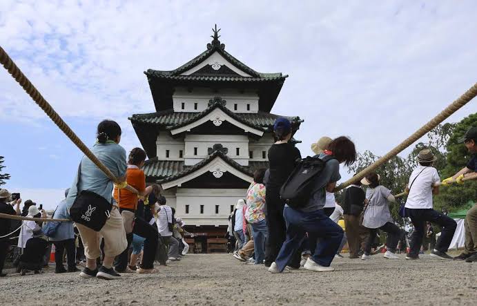 Japonya’da 360 tonluk tarihi kale insan gücüyle taşındı
