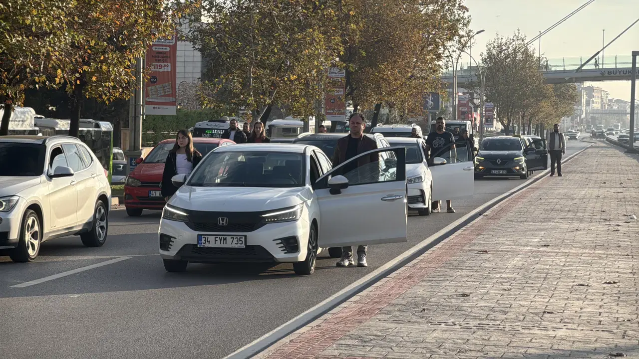 81 ilde saat 9'u 5 geçe hayat durdu... Sonsuz minnet, sonsuz sevgi: Türkiye Ata'sını özlemle andı