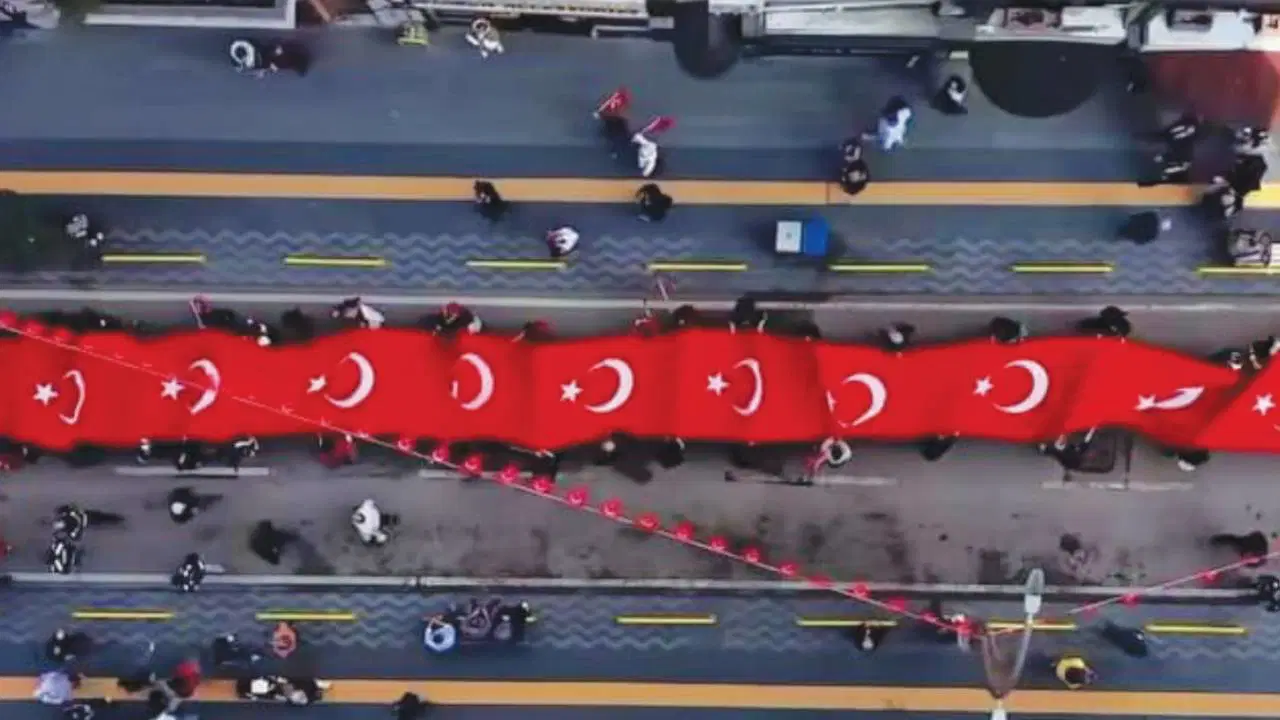 Samsun'da 1919 metrelik bayrakla Cumhuriyet yürüyüşü