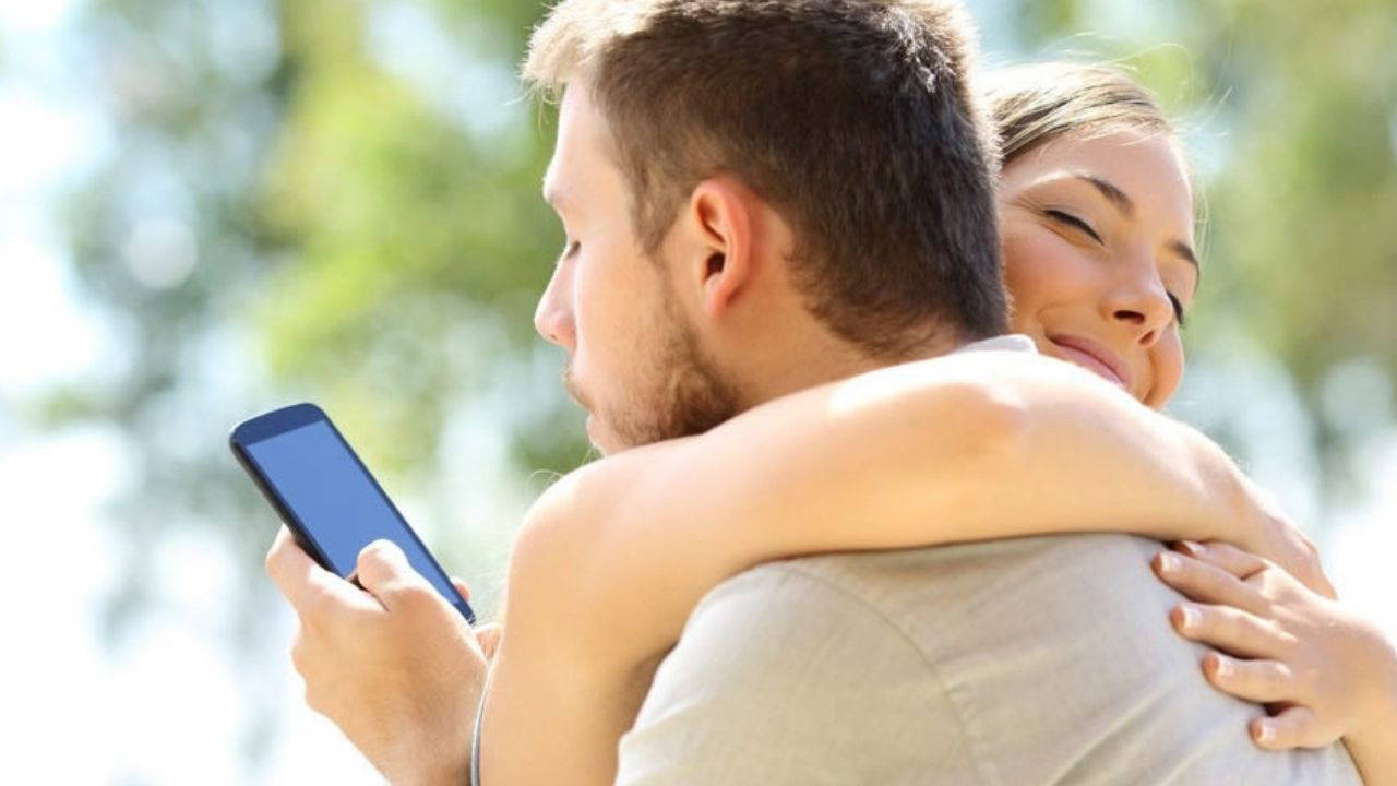 Uzmanlar açıkladı: Partnerini aldatan kişilerde görülen 10 yaygın davranış