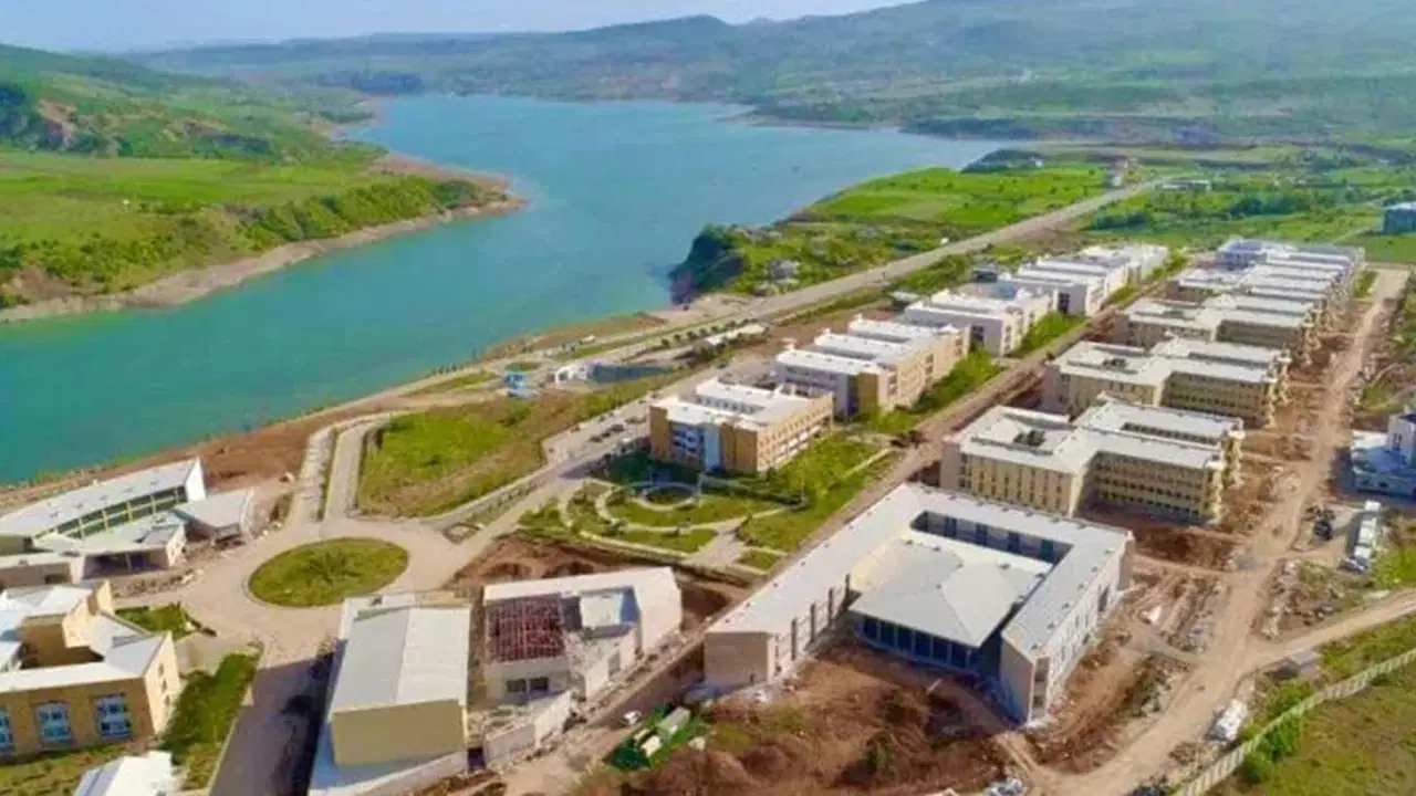 Üniversitede skandal iddia: Sanat derslerine 'fizikçi' giriyor!
