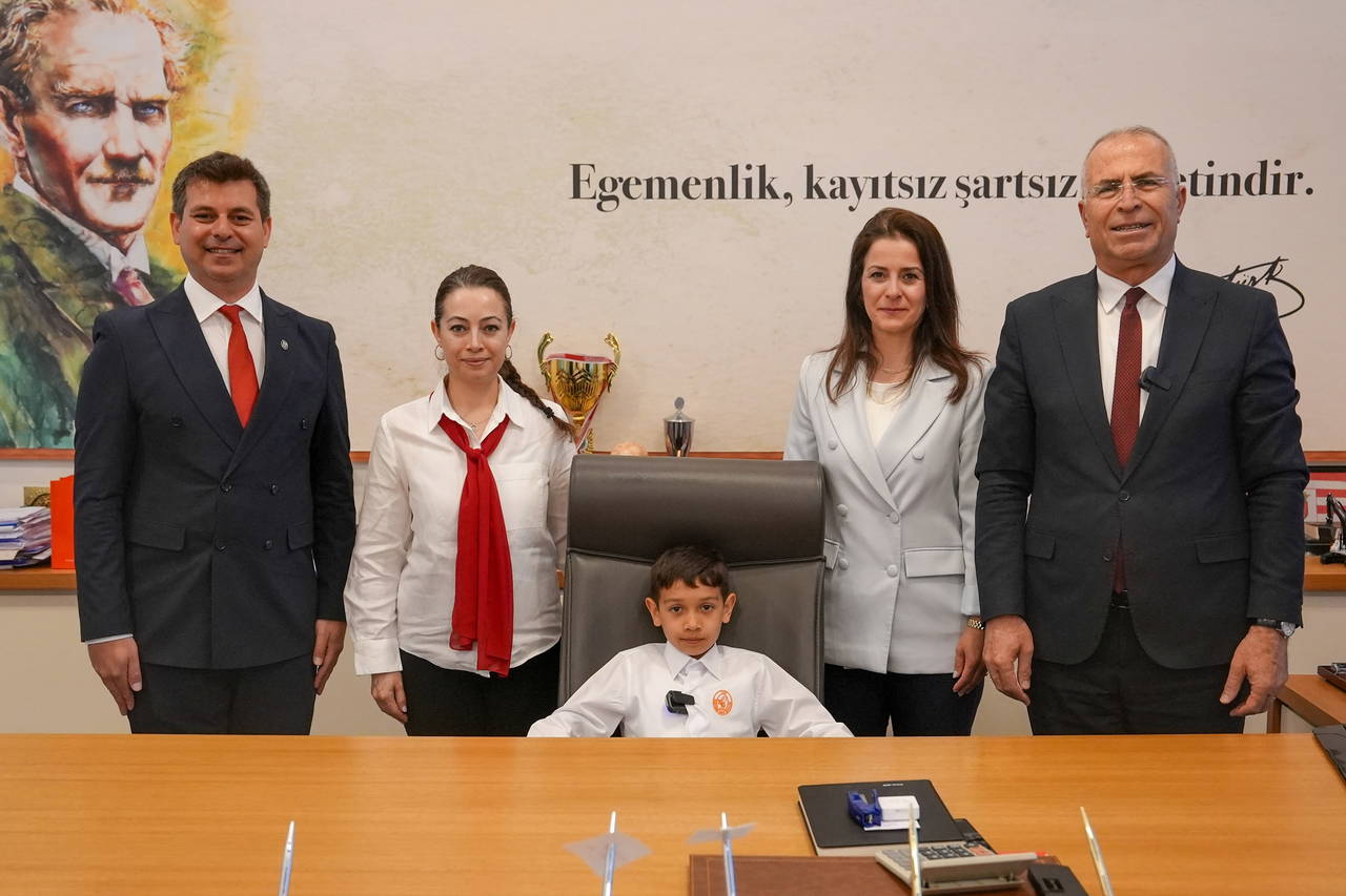 İzmir’in başkanları 23 Nisan dolayısıyla koltuklarını çocuklara devretti