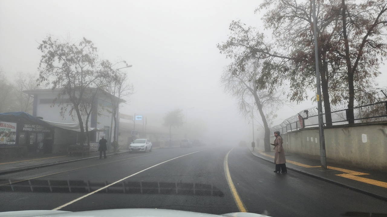 Diyarbakır'da yoğun sis: Uçak seferleri aksadı