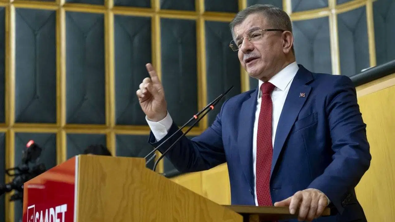 Davutoğlu, AKP'lilere sitem etti: 'Dakikalarca alkışlamıyor muydunuz beni?'