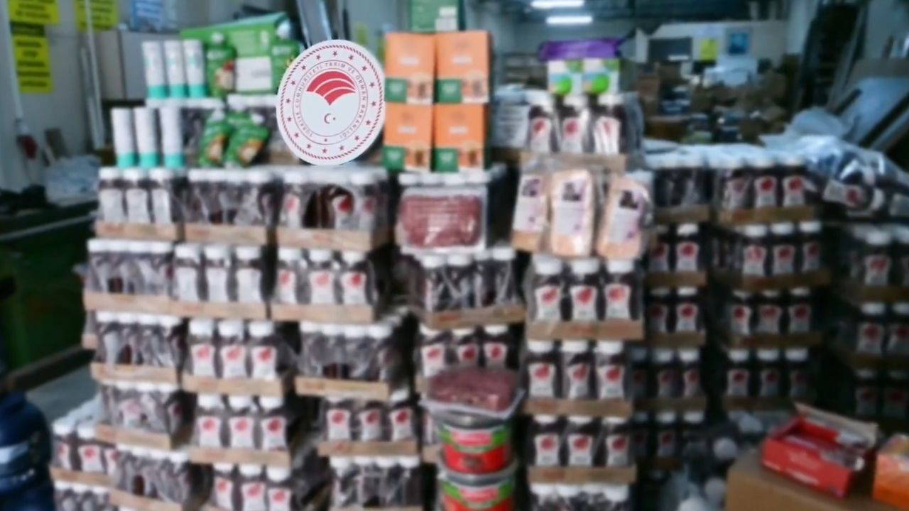 İzmir'de 30 ton tarihi geçmiş gıda ürünü ele geçirildi