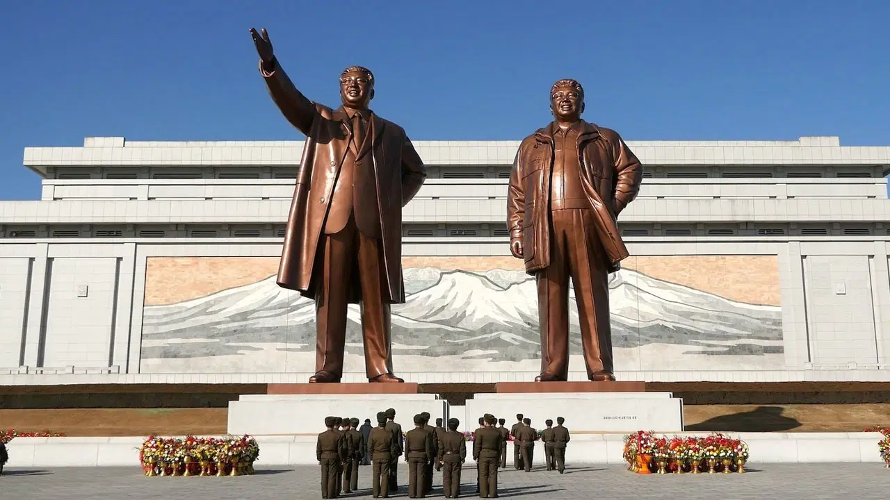 Trump resimli pasaport bir ilk değil! İşte kendi fotoğraflarını absürt şeylere ekletmiş liderler