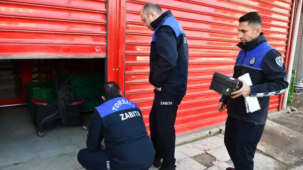 Tarihi geçmiş ürün sattılar! İzmir'de iki zincir market şubesi mühürlendi